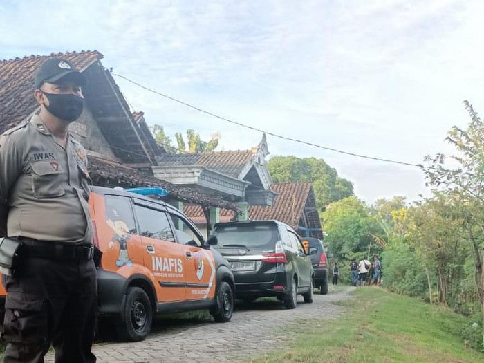 Densus 88 menangkap seorang terduga teroris di Kudus, Jawa Tengah. Rumahnya di Bojonegoro kemudian digeledah.