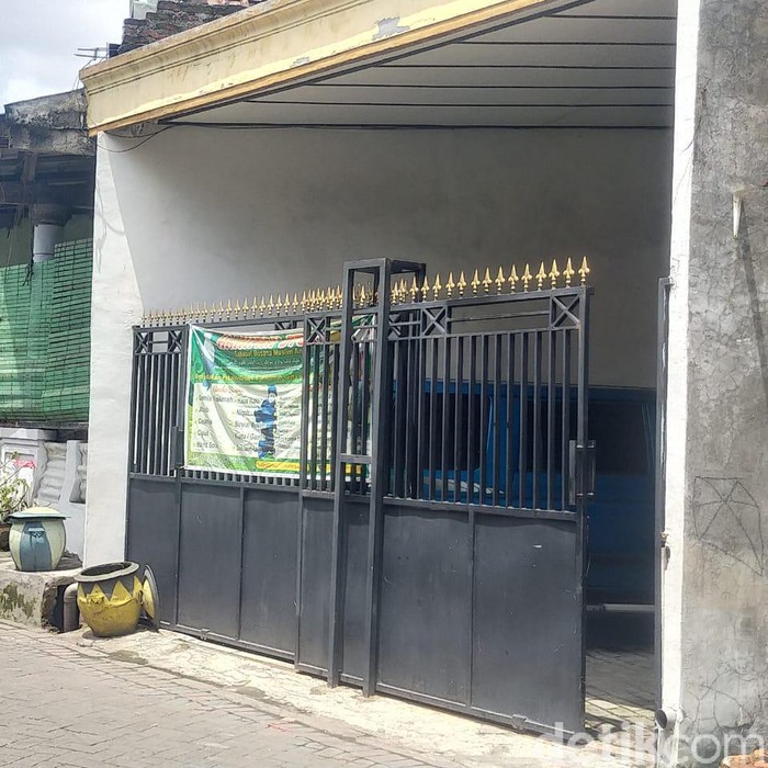 Tim Densus 88 Antiteror menangkap seorang terduga teroris di Surabaya. Usai penangkapan, penggeledahan rumah yang bersangkutan pun dilakukan.