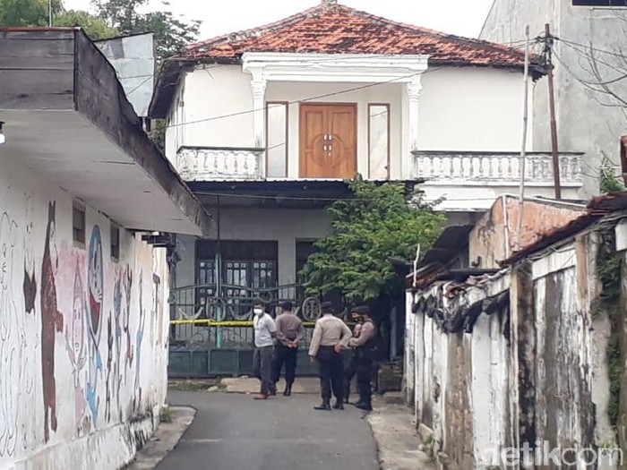 Tim Densus 88 Antiteror menangkap seorang terduga teroris di Tuban. Saat ini, penggeledahan rumah terduga teroris masih dilakukan.