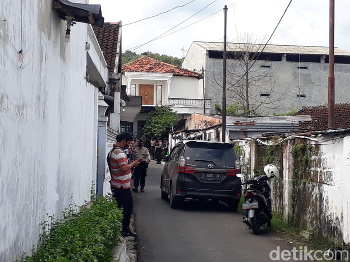 Tim Densus 88 Antiteror menangkap seorang terduga teroris di Tuban. Saat ini, penggeledahan rumah terduga teroris masih dilakukan.