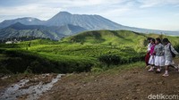 Sejumlah anak berangkat sekolah dengan berjalan kaki, walau udara dingin menerpa mereka tetap semangat, Senin (29/3/2021). 