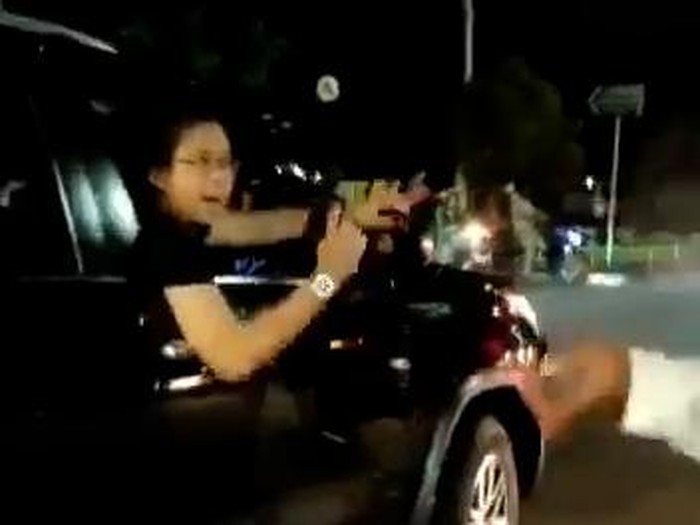 Viral! Pengendara Fortuner Acungkan Pistol di Duren Sawit