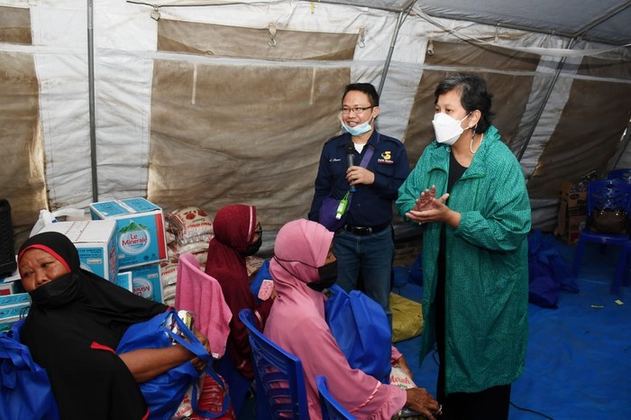 Wakil Ketua MPR Lestari Moerdijat menyerahkan bantuan 7.000 paket sembako untuk korban likuifaksi petobo.