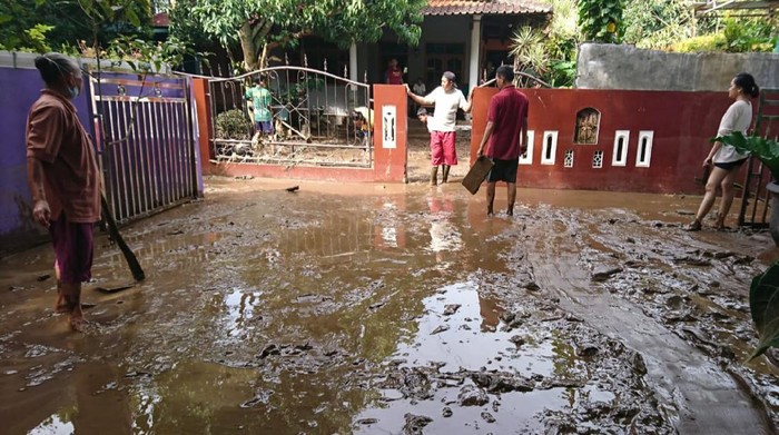 Warga membersihkan lumpur dampak banjir 1/4/2021