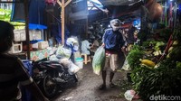 Kondisi pasar sementara pun memprihatinkan, becek, sempit, bau dan kotor.