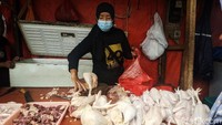 Para pedagang beraktivitas di lokasi sementara Pasar Blok A, Sabtu (3/4/2021).