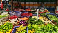Pasar sementara tersebut berbatas pagar dengan pasar yang akan direvitalisasi. 