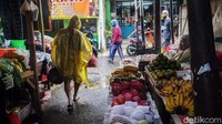 Pedagang berharap revitalisasi Pasar Blok A segera dimulai.