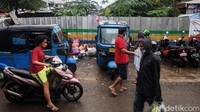 Pasar ini selalu ramai oleh pengunjung, hal itu terlihat dari kendaraan yang terparkir di sekitar pasar.