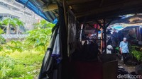 Hingga saat ini belum terlihat tanda-tanda memulai proyek revitalisasi pasar tersebut. 