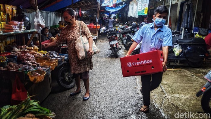 Apa Kabar Revitalisasi Pasar Blok A? Para pedagang beraktifitas di lokasi sementara Pasar Blok A, Jakarta Selatan, Sabtu (3/4/2021). Pasar sementara tersebut berbatas pagar dengan pasar yang akan direvitalisasi.