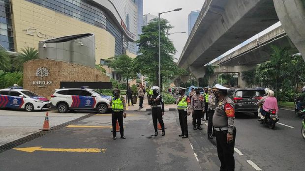 Aparat polisi dan TNI mengamankan hotel tempat pernikahan Atta Halilintar dan Aurel Hermansyah.
