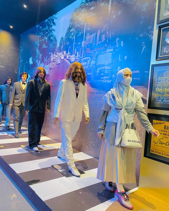 Tas keluaran brand internasional ternama sesekali menemani gaya ibu tiga anak itu. Salah satunya tas putih keluaran Balenciaga seri Ville Top. (Foto: Instagram/@apriljasmine28)