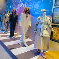 Tas keluaran brand internasional ternama sesekali menemani gaya ibu tiga anak itu. Salah satunya tas putih keluaran Balenciaga seri Ville Top. (Foto: Instagram/@apriljasmine28)