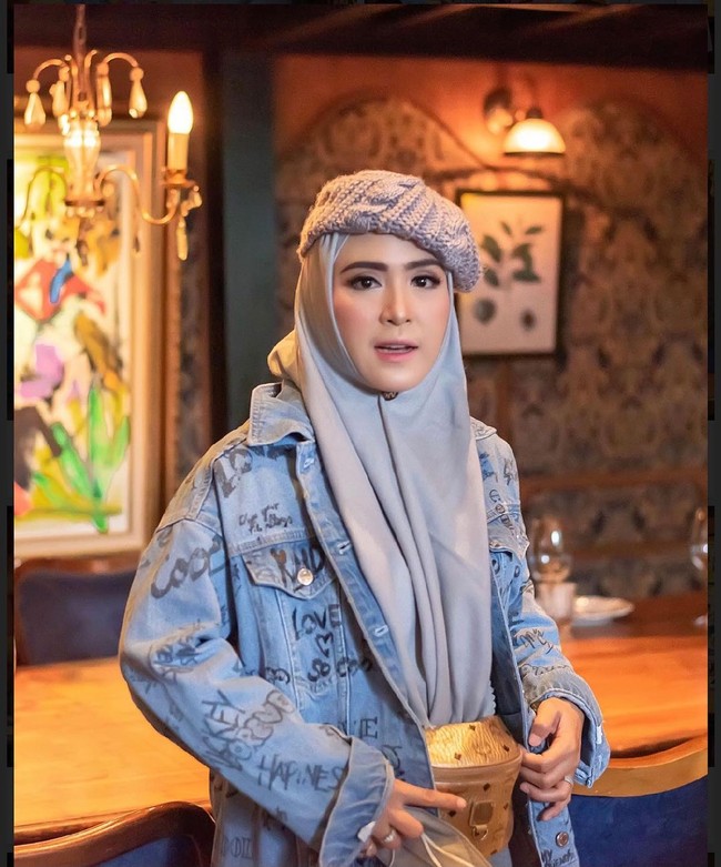 April Jasmine merupakan istri Ustaz Solmed yang kerap jadi sorotan netizen. Dia eksis di TikTok dengan berbagai gaya joget. Selain itu April juga kerap mengunggah gaya busananya di akun Instagram. Foto: Instagram/@apriljasmine28