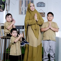 Begini gaya kompak April Jasmine bersama tiga jagoan ciliknya. Busana serba coklat menjadi andalan. (Foto: Instagram/@apriljasmine28)