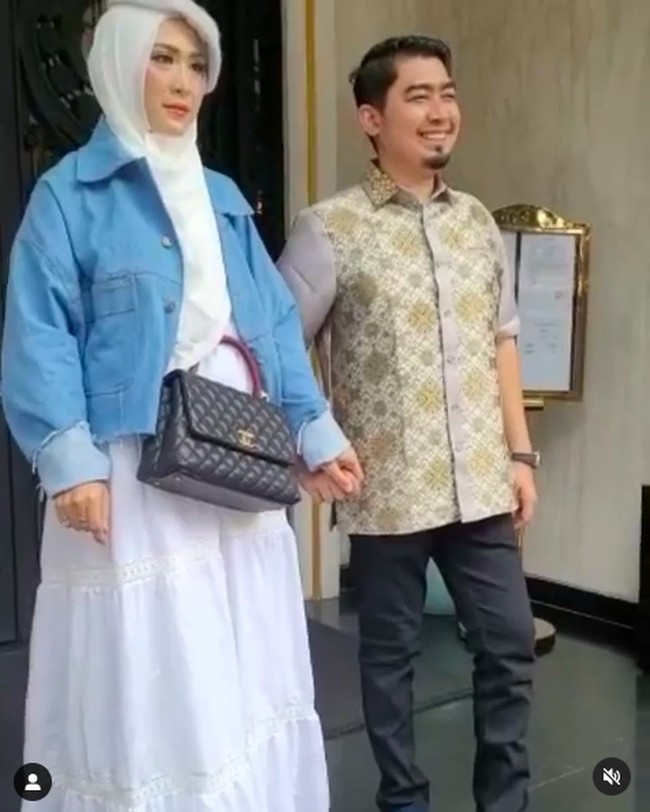 Bersama suaminya, ia juga pernah terlihat mengenakan flap bag hitam klasik keluaran Chanel. (Foto: Instagram/@apriljasmine)