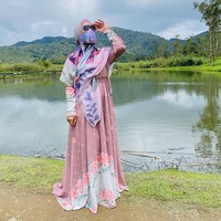 Kala piknik di alam terbuka, April Jasmine konsisten dengan gaya stylish-nya. Seperti di foto ini, ia dibungkus terusan bermotif floral yang feminin dipadu dengan hijab panjang senada. (Foto: Instagram/@apriljasmine28)
