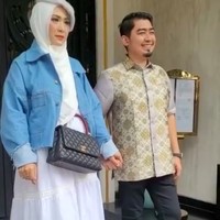 Bersama suaminya, ia juga pernah terlihat mengenakan flap bag hitam klasik keluaran Chanel. (Foto: Instagram/@apriljasmine)