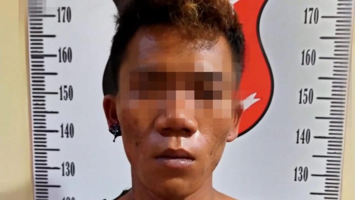 AR, pelaku pencurian modus bajing loncat ditangkap polisi di Tambora. Foto dikirim humas Polres Jakbar.