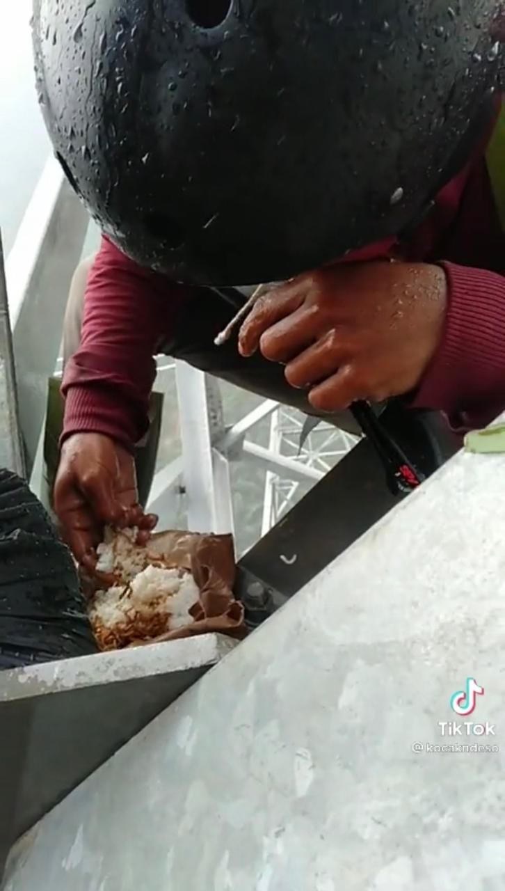 Asyik Makan Nasi Bungkus di Atas Menara Sutet, Para Pekerja Ini Banjir Pujian