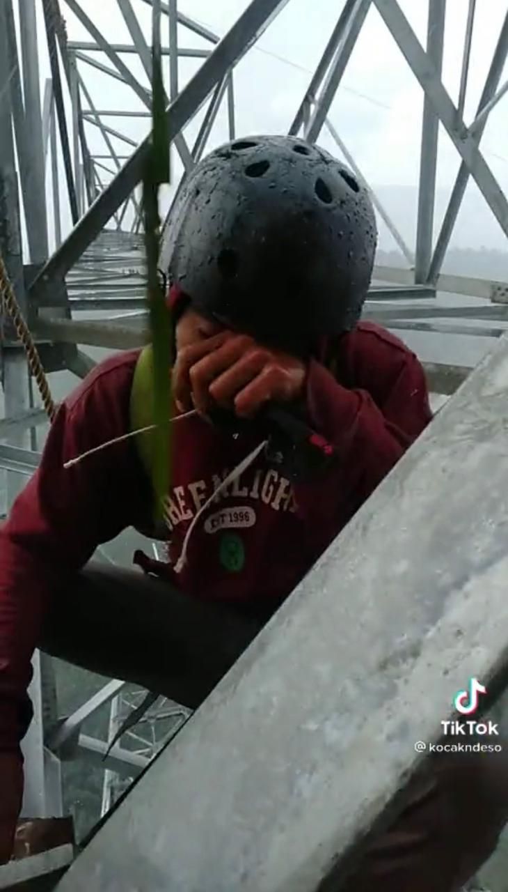 Asyik Makan Nasi Bungkus di Atas Menara Sutet, Para Pekerja Ini Banjir Pujian
