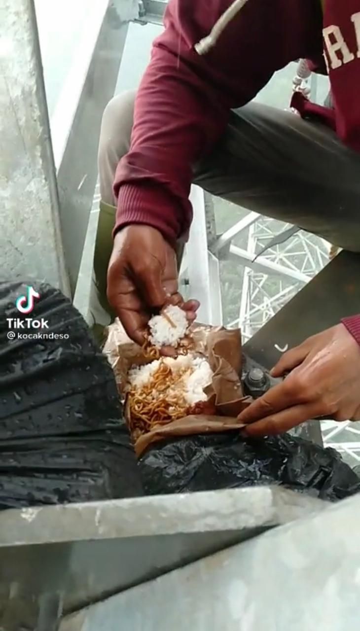 Asyik Makan Nasi Bungkus di Atas Menara Sutet, Para Pekerja Ini Banjir Pujian