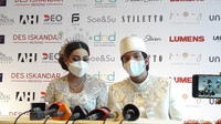 Mereka mengatakan sangat bahagia acara akad nikah bisa terlaksana dengan lancar. Foto: Hanif/detikHOT