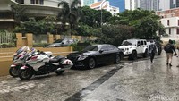 Terlihat sudah banyak yang berjaga-jaga di sekitar Hotel Raffles. Foto: Hanif/detikHOT
