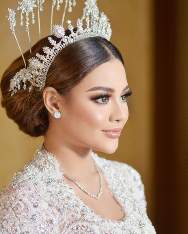 Ketika dihubungi Wolipop, Bennu Sorumba mengungkap sedikit kisah di balik layar makeup saat akad nikah yang hasilnya membuat Aurel banjir pujian karena tampak memesona. Rupanya sejak awal menggandeng Benu sebagai makeup artist, istri Atta Halilintar itu hanya menyampaikan satu permintaan. Dia sih cuma bilang makeupnya mau manglingin. Dia nggak minta natural atau bold gitu nggak, kata Bennu. Foto: Instagram @hairstylist_arrusa
