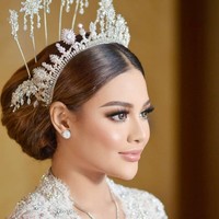 Ketika dihubungi Wolipop, Bennu Sorumba mengungkap sedikit kisah di balik layar makeup saat akad nikah yang hasilnya membuat Aurel banjir pujian karena tampak memesona. Rupanya sejak awal menggandeng Benu sebagai makeup artist, istri Atta Halilintar itu hanya menyampaikan satu permintaan. Dia sih cuma bilang makeupnya mau manglingin. Dia nggak minta natural atau bold gitu nggak, kata Bennu. Foto: Instagram @hairstylist_arrusa