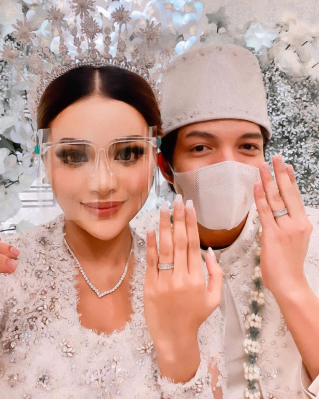 Sedangkan cincin pernikahan Atta Halilintar dan Aurel Hermansyah dibuat secara khusus (custom-made) oleh merek perhiasan Miss Mondial. Dalam keterangan persnya kepada Wolipop, Miss Mondial menyebut cincin tersebut dilingkari penuh 37 berlian asli berbentuk baguette. Foto: Instagram @attahalilintar