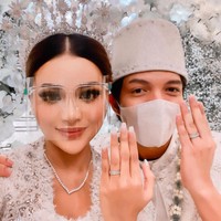 Sedangkan cincin pernikahan Atta Halilintar dan Aurel Hermansyah dibuat secara khusus (custom-made) oleh merek perhiasan Miss Mondial. Dalam keterangan persnya kepada Wolipop, Miss Mondial menyebut cincin tersebut dilingkari penuh 37 berlian asli berbentuk baguette. Foto: Instagram @attahalilintar