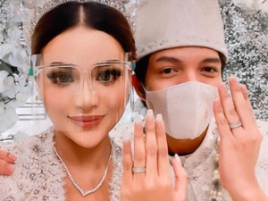Ada Kalung! Unboxing Souvenir Nikah Atta dan Aurel
