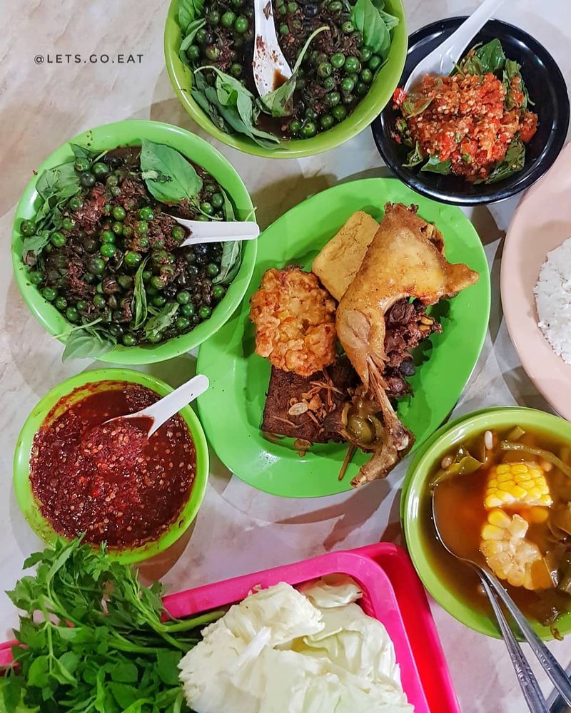 ayam goreng enak di Bandung tempat makan ayam goreng enak di Bandung