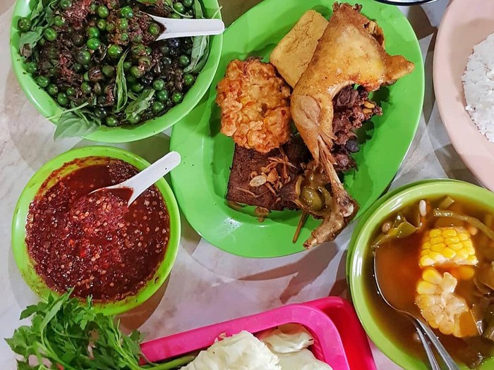 ayam goreng enak di Bandung tempat makan ayam goreng enak di Bandung