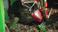 Bagian depan truk rusak parah. Muatan truk juga tumpah ke lantai.