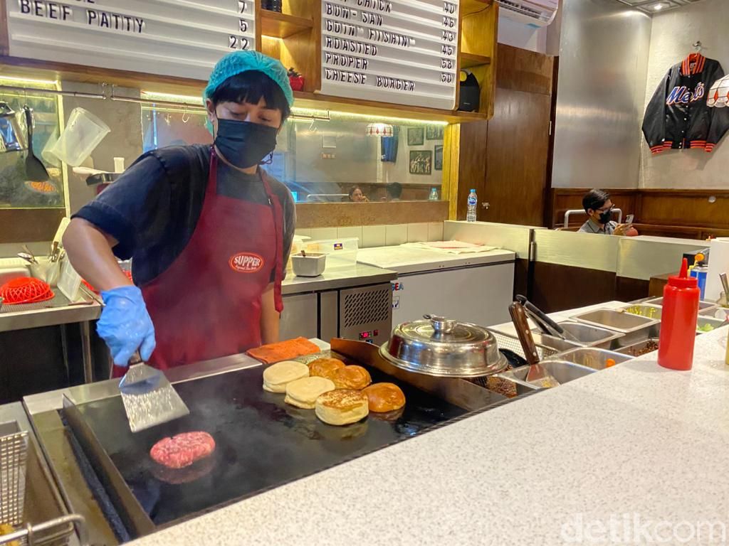 Berasa di New York! Makan Cheese Burger Klasik Buatan 'Supper' yang Hits