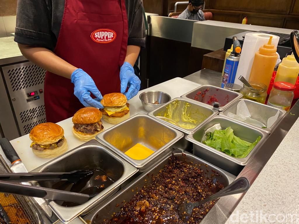Berasa di New York! Makan Cheese Burger Klasik Buatan 'Supper' yang Hits