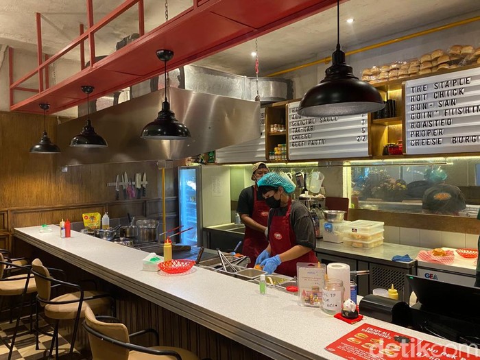 Berasa di New York! Makan Cheese Burger Klasik Buatan 'Supper' yang Hits