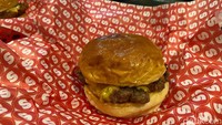 Cheese burger disajikan kurang dari 10 menit setelah dipesan. Ketika digigit, tekstur yang paling pertama terasa adalah juicy-nya beef patty yang tidak keras sama sekali. Rasa gurih dari patty, ditambah dengan lelehan keju red cheddar yang sudah menyelimuti permukaan daging. Foto: detikFood