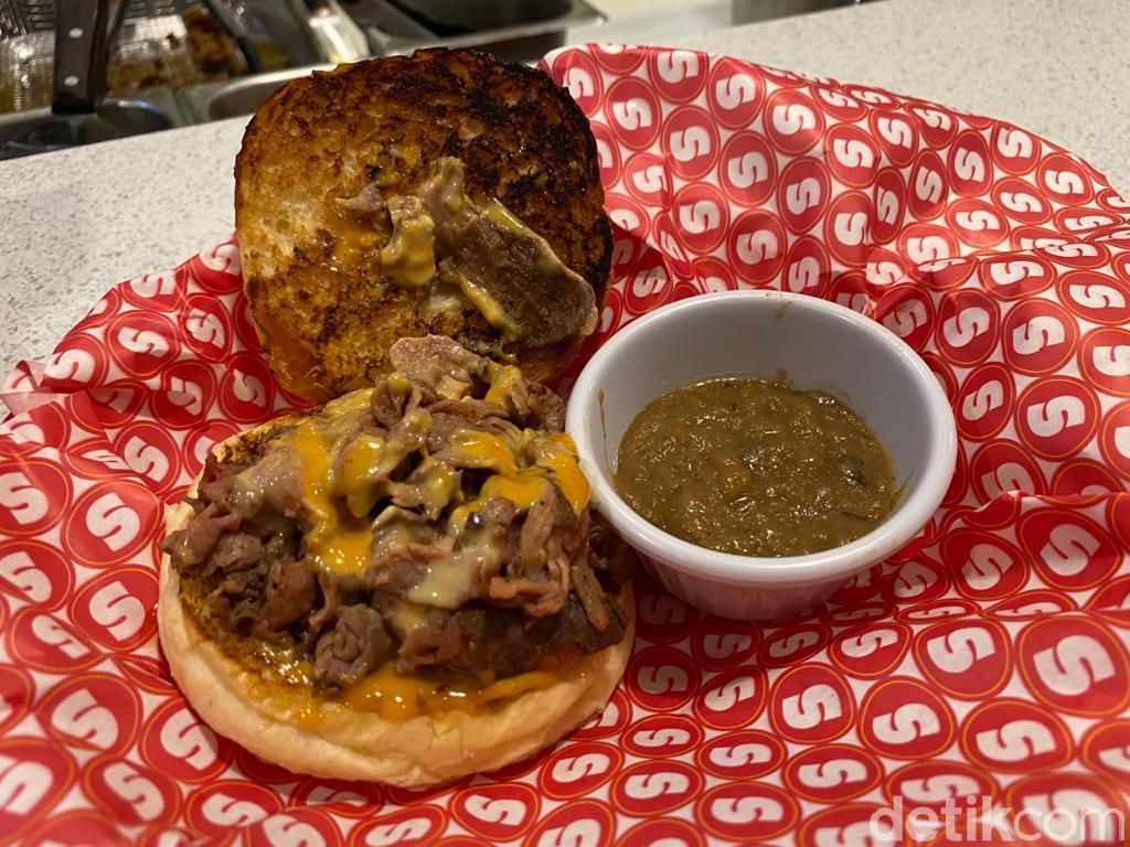 Berasa di New York! Makan Cheese Burger Klasik Buatan 'Supper' yang Hits