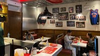 Mengusung konsep diner (restoran) gaya Amerika. Gerai Supper Sandwiches & Burgers, menawarkan berbagai pilihan menu burger klasik dengan bahan premium dan rasa yang enak. Foto: detikFood