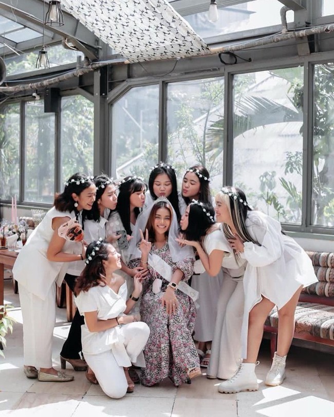 Jelang hari pernikahannya, Aurel Hermansyah mendapat kejutan bridal shower dari teman-teman SMA-nya. Acara tersebut berlangsung tak lama setelah lamaran Atta dan Aurel pada 13 Maret lalu. (Foto: Instagram)