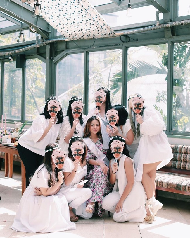 Usut punya usut, Aurel menjadi orang pertama di antara teman-temannya yang menikah (Foto: Instagram)