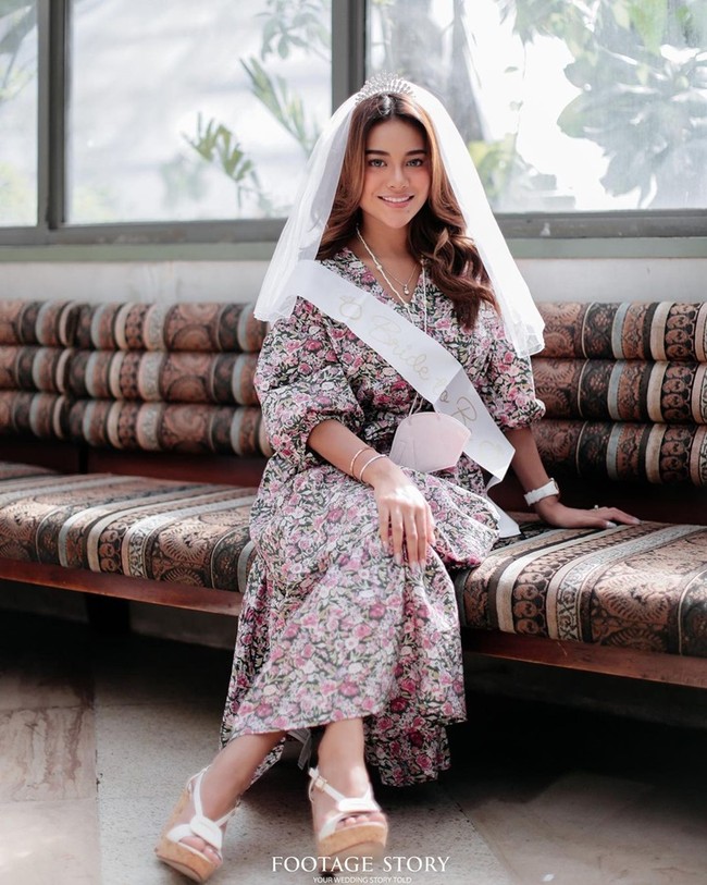 Untuk momen tersebut, Aurel Hermansyah menebar pesonanya dalam balutan gaun floral yang feminin dipadu dengan veil putih untuk pengantin. (Foto: Instagram)