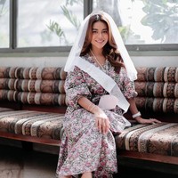 Untuk momen tersebut, Aurel Hermansyah menebar pesonanya dalam balutan gaun floral yang feminin dipadu dengan veil putih untuk pengantin. (Foto: Instagram)
