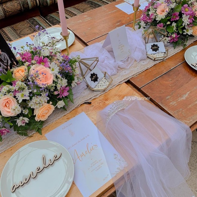 Table setting bergaya rustic yang romantis telah disiapkan secara khusus untuk momen tersebut. (Foto: Instagram)