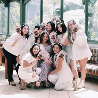 Sementara itu, para sahabat Aurel Hermansyah tampil kompak dengan baju serba putih. (Foto: Instagram)