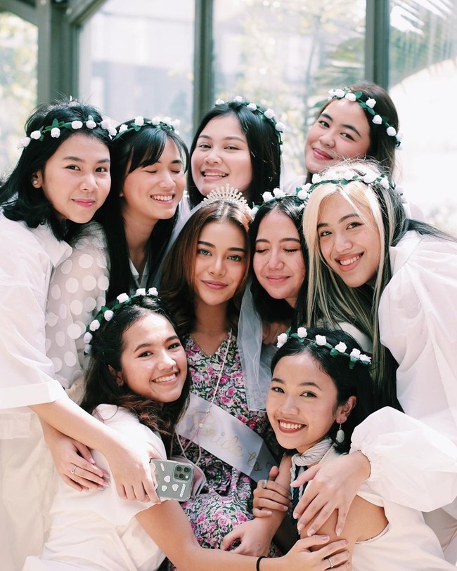 Inilah momen bahagia Aurel Hermansyah bersama para sahabatnya saat bridal shower. (Foto: Instagram)
